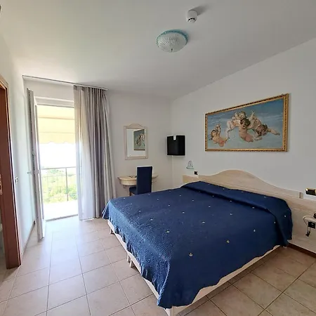 Laguna Hotel 3*